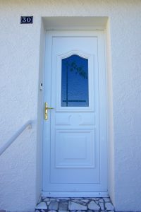 Porte entrée PVC vitrage fusing bambou blanc et poignée laiton Bressuire-79