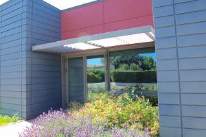 porte entrée alu et brise soleil