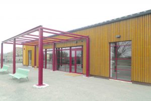 Menuiseries extérieures et pergola rouge